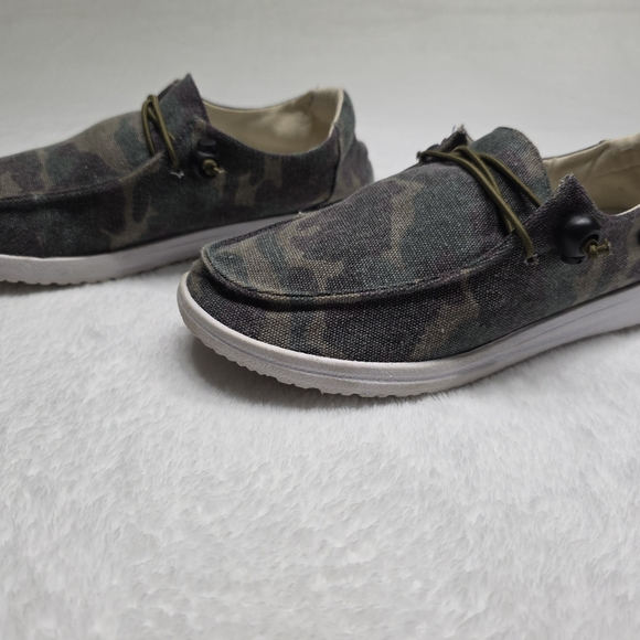 Women's Camouflage Canvas Shoes - Picture 4 of 5